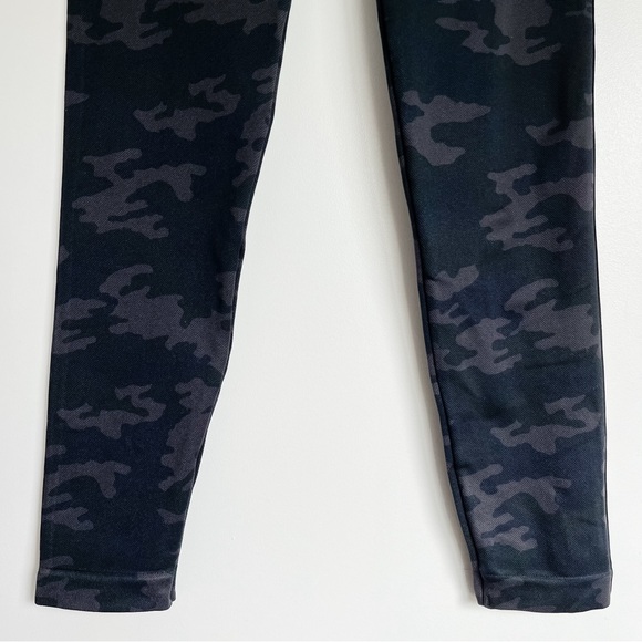 Spanx Look At Me Now Seamless Leggings Black Camo Women’s Large - Picture 9 of 12